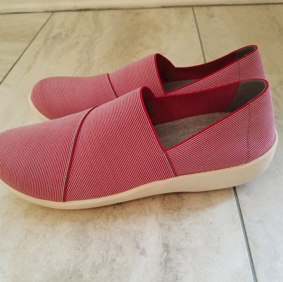 Clarks Shoes - Women's size 9m Clark's cloud Steppers New